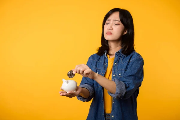 Sarı Tişört Giyen Mutsuz Genç Asyalı Kadın Sarı Arka Planda — Stok fotoğraf