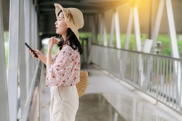 Azjatycki Młody Kobieta Podróżnik Tkania Koszyk Pomocą Telefonu Komórkowego Stoi — Zdjęcie stockowe