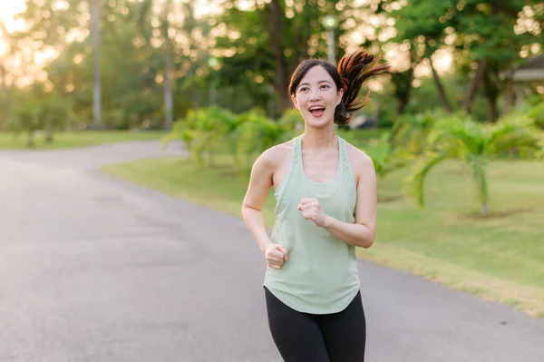 Ajuste Jovem Mulher Asiática Correndo Parque Sorrindo Correndo Feliz Desfrutando — Fotografia de Stock