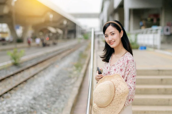 亚洲年轻女子带着编织的篮子在火车站等火车 旅行生活方式 世界旅游探险家或亚洲夏季旅游概念 — 图库照片