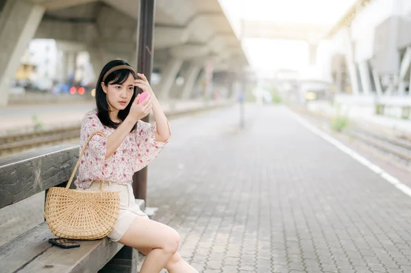 Genç Asyalı Kadın Gezgin Aynada Yüzünü Kontrol Ediyor Tren Istasyonunda — Stok fotoğraf