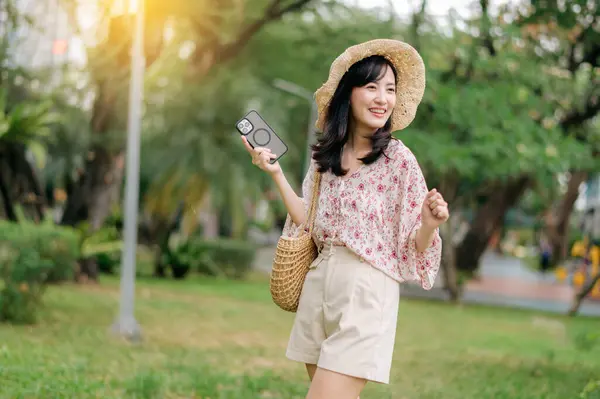 Портрет Молодої Азійської Жінки Подорожує Ткацьким Капелюхом Кошиком Використовує Мобільний — стокове фото