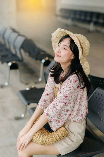 Asian Young Woman Traveler Weaving Basket Waiting Train Train Station — Stock Photo, Image