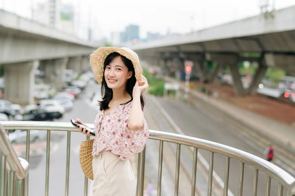 Cep Telefonu Kullanarak Sepet Ören Asyalı Genç Bir Kadın Gezgin — Stok fotoğraf