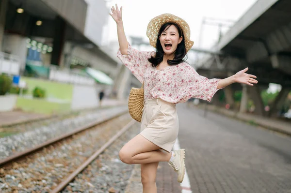 Aziatische Jonge Vrouw Reiziger Met Weven Mand Gelukkig Glimlachend Kijken — Stockfoto