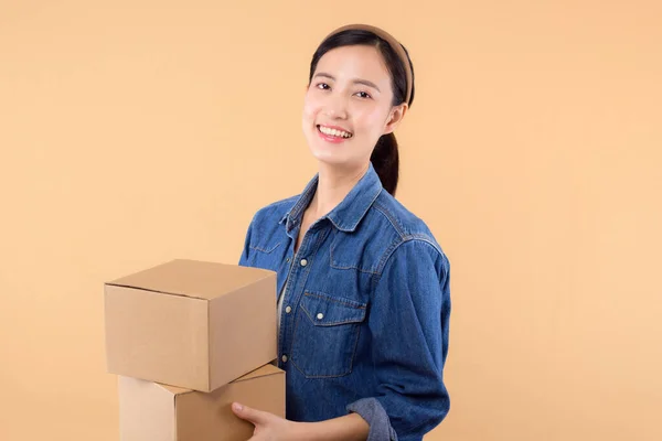 Portret Jonge Aziatische Vrouw Dragen Denim Shirt Holding Pakket Doos — Stockfoto