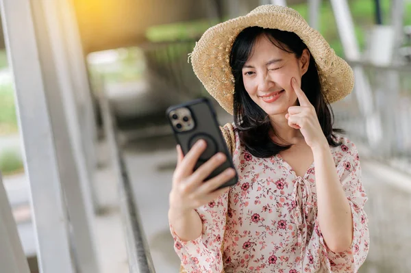 Азійська Молода Жінка Подорожує Кошиком Ткання Мобільним Телефоном Стоїть Перевалі — стокове фото