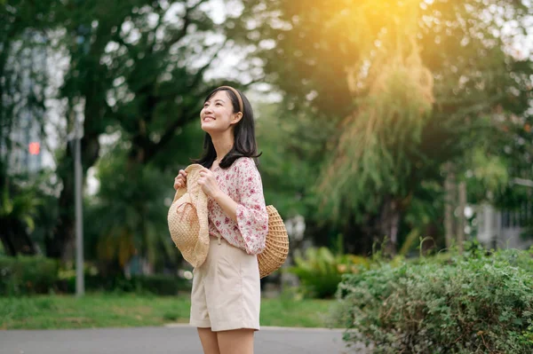 Retrato Mujer Joven Asiática Viajero Con Sombrero Tejer Cesta Sonrisa —  Fotos de Stock