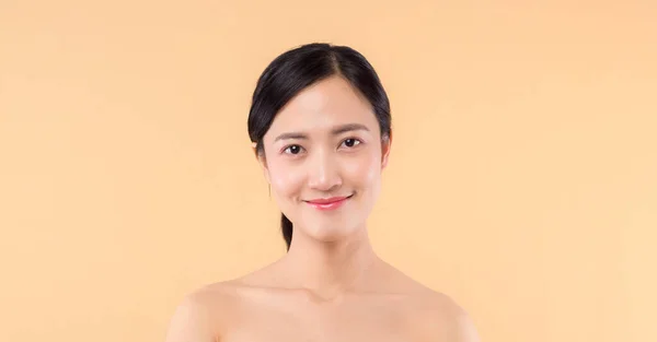 年轻美丽的亚洲女人的模型与新鲜的发光水合物的面部皮肤 拥有天然化妆品和健康的皮肤肖像的女孩 在米色工作室背景下被隔离 温泉治疗 皮肤护理概念 — 图库照片