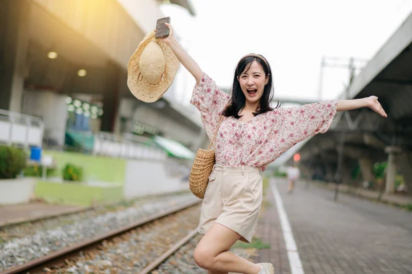 Asiático Joven Viajero Con Tejer Cesta Feliz Sonriendo Mirando Una — Foto de Stock