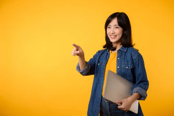 Портрет Азиатской Молодой Женщины Жёлтой Футболке Джинсовой Рубашке Ноутбуком Жёлтом — стоковое фото