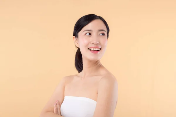 美容若いアジアの女性モデルは 新鮮な輝く顔の肌で 自然なメイクと健康な肌の肖像画を持つ女の子の人ベージュのスタジオの背景に隔離された スパトリートメントスキンケアコンセプト — ストック写真