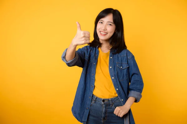 Retrato Feliz Joven Asiática Mujer Sonrisa Alegre Mostrando Pulgar Hacia —  Fotos de Stock