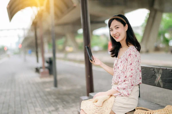 Asiática Jovem Viajante Com Tecelagem Cesta Usando Telefone Celular Esperando — Fotografia de Stock