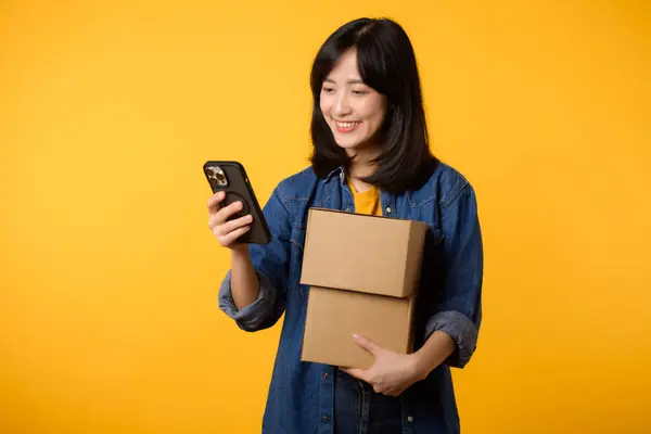 Sarı Shirt Kot Gömlek Giyen Genç Asyalı Kadın Cep Telefonu — Stok fotoğraf