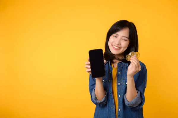 Szczęśliwa Azjatycka Młoda Kobieta Żółtej Koszulce Dżinsowej Cyfrową Monetą Crypto — Zdjęcie stockowe