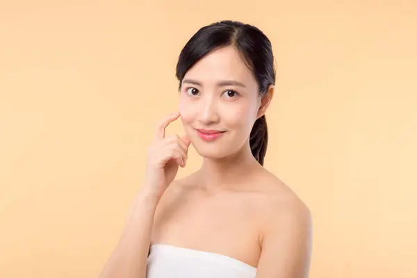 Hermosa Chica Asiática Modelo Tocando Fresco Brillante Piel Facial Hidratada —  Fotos de Stock