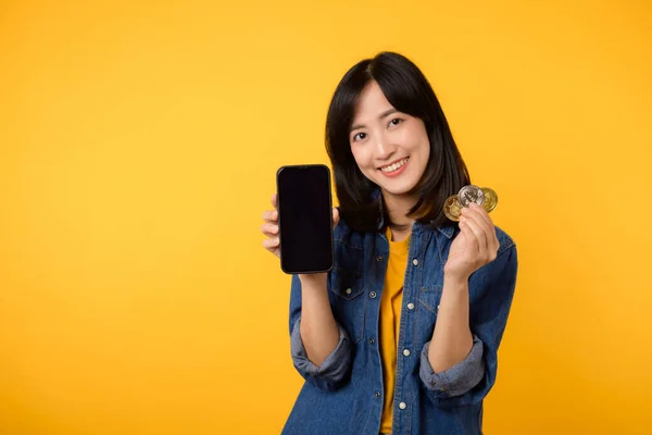 Feliz Asiático Jovem Mulher Vestindo Amarelo Shirt Denim Camisa Segurando — Fotografia de Stock