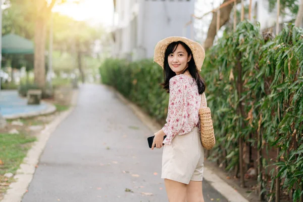 Ritratto Giovane Donna Asiatica Viaggiatrice Con Cappello Tessitura Cesto Sorriso — Foto Stock