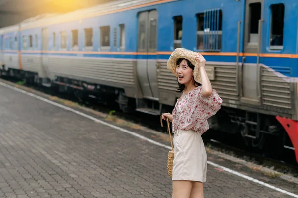 Elinde Sepet Olan Asyalı Genç Bir Kadın Gezgin Arkasını Dönüp — Stok fotoğraf