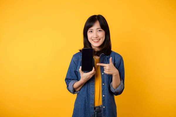 Portret Szczęśliwej Młodej Kobiety Żółtej Koszulce Dżinsowej Koszuli Trzymającej Telefon — Zdjęcie stockowe