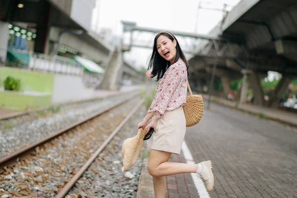 亚洲的年轻女子带着编织的篮子快乐地微笑着 望着火车旁边的摄像机 旅行生活方式 世界旅游探险家或亚洲夏季旅游概念 — 图库照片