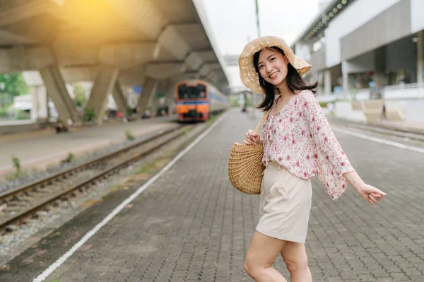 Asijské Mladá Žena Cestovatel Tkalcovský Koš Šťastný Úsměvem Dívá Kameru — Stock fotografie