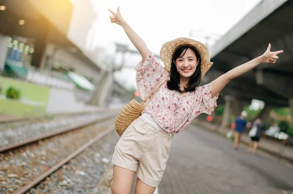 Asiatisk Ung Kvinna Resenär Med Vävning Korg Glad Leende Tittar — Stockfoto