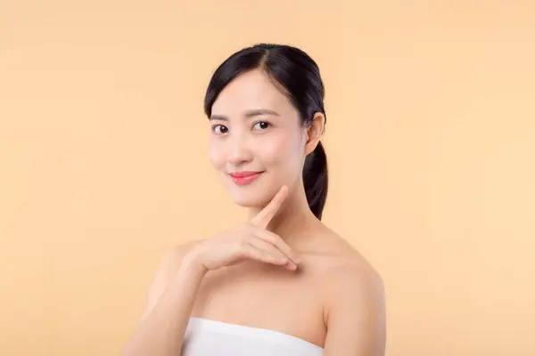 Hermosa Chica Asiática Modelo Tocando Fresco Brillante Piel Facial Hidratada —  Fotos de Stock