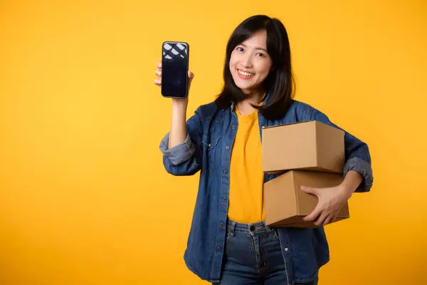 Sarı Shirt Kot Gömlek Giyen Genç Asyalı Kadın Cep Telefonu — Stok fotoğraf