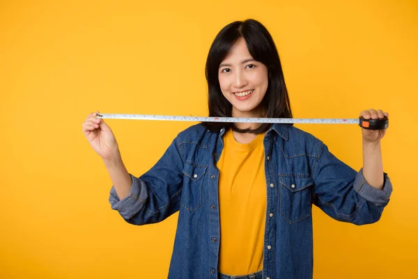 Mladý Asijský Žena Technik Sobě Žluté Tričko Džínové Košile Držení — Stock fotografie