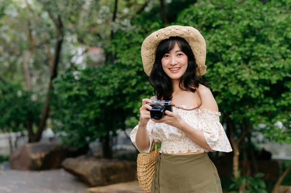 아시아 옷감을 모자와 바구니와 카메라 가지고 여행하는 탐험가 아시아의 — 스톡 사진