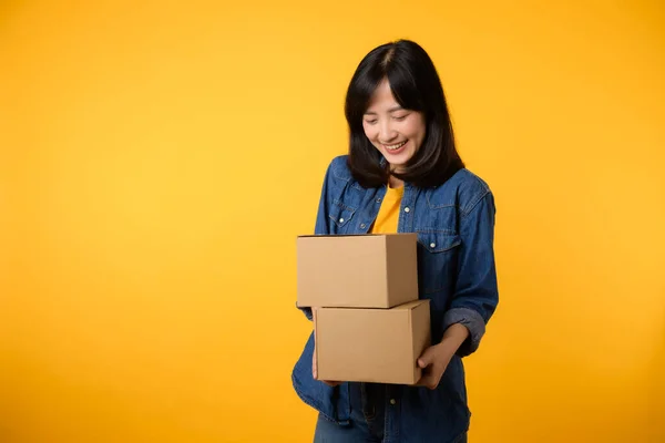 Retrato Mujer Asiática Joven Con Camiseta Amarilla Camisa Mezclilla Que —  Fotos de Stock