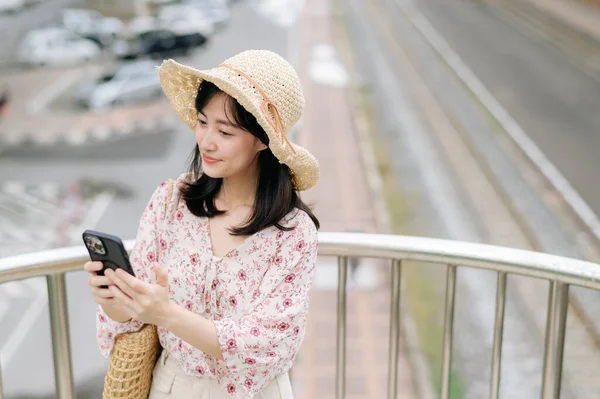 Aziatische Jonge Vrouw Reiziger Met Weven Mand Met Behulp Van — Stockfoto