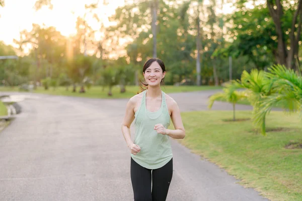 Ajuste Joven Mujer Asiática Corriendo Parque Sonriendo Feliz Corriendo Disfrutando —  Fotos de Stock