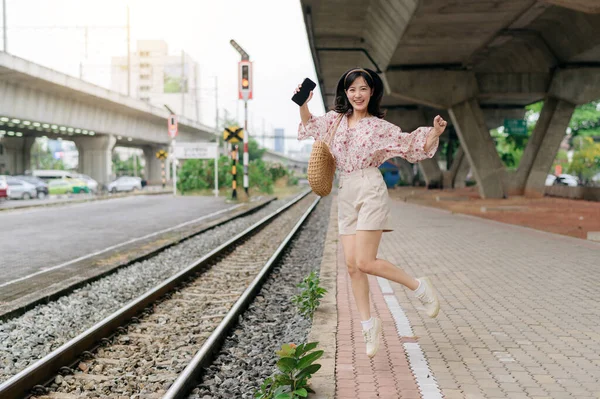 Asijské Mladé Ženy Cestovatel Skákání Vedle Vlakového Nádraží Bangkoku Cestovní — Stock fotografie
