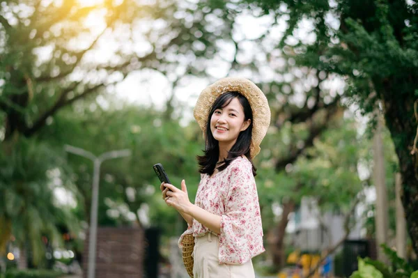 Портрет Молодой Азиатки Путешественницы Плетеной Шляпе Корзине Помощью Мобильного Телефона — стоковое фото