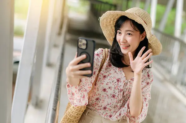 Азиатская Молодая Женщина Путешественница Тканью Корзины Селфи Мобильного Телефона Стоя — стоковое фото