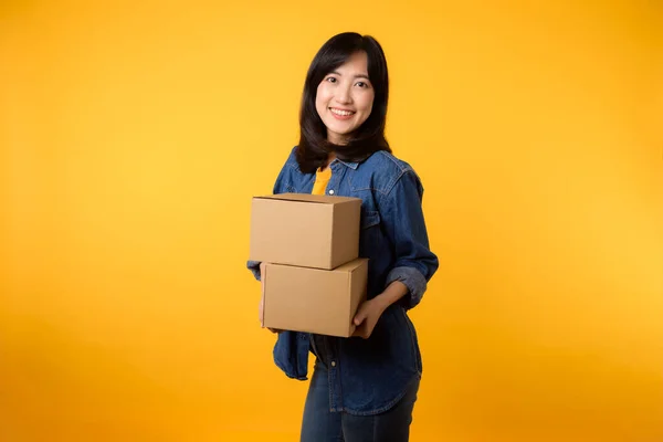 Retrato Mujer Asiática Joven Con Camiseta Amarilla Camisa Mezclilla Que —  Fotos de Stock