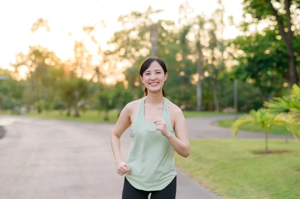 Adatta Giovane Donna Asiatica Che Jogging Nel Parco Sorridendo Felice — Foto Stock