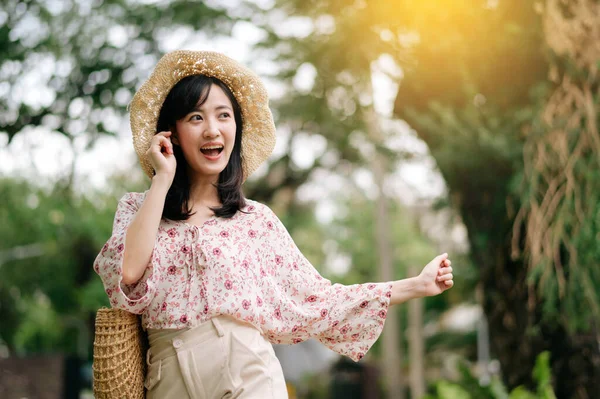 Портрет Молодой Азиатки Путешественницы Плетеной Шляпе Корзине Счастливой Улыбки Зеленом — стоковое фото