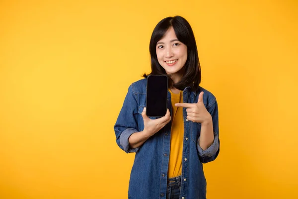 Portret Szczęśliwej Młodej Kobiety Żółtej Koszulce Dżinsowej Koszuli Trzymającej Telefon — Zdjęcie stockowe