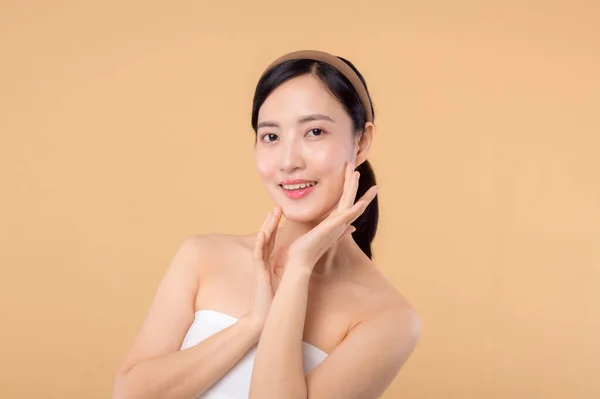 Vacker Asiatisk Flicka Modell Röra Färsk Glödande Återfuktad Ansiktshud Beige — Stockfoto