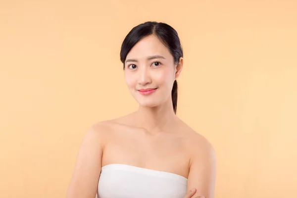 年轻美丽的亚洲女人的模型与新鲜的发光水合物的面部皮肤 拥有天然化妆品和健康的皮肤肖像的女孩 在米色工作室背景下被隔离 温泉治疗 皮肤护理概念 — 图库照片