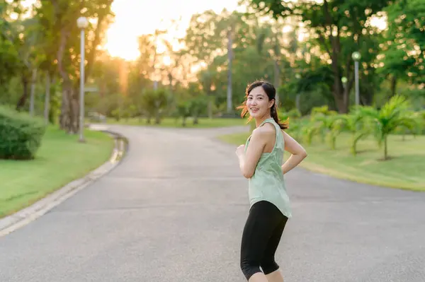 Adatta Giovane Donna Asiatica Che Jogging Nel Parco Sorridendo Felice — Foto Stock