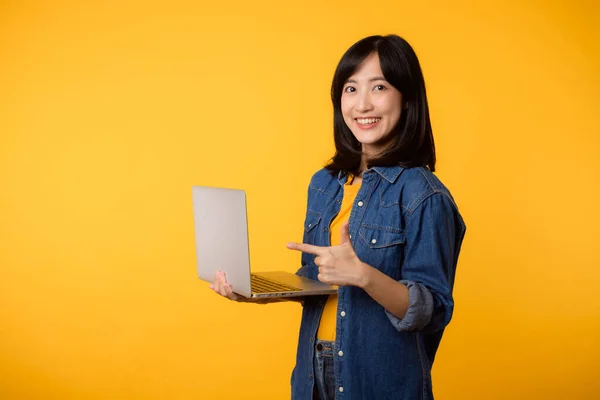 Portrét Šťastná Mladá Žena Žlutém Tričku Džínové Košili Drží Notebook — Stock fotografie