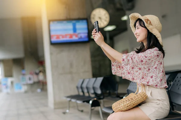 Азійська Молода Жінка Подорожує Кошиком Ткання Користуючись Мобільним Телефоном Чекає — стокове фото