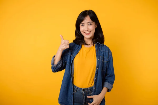 Портрет Счастливая Молодая Азиатка Весело Улыбается Показывая Большой Палец Вверх — стоковое фото