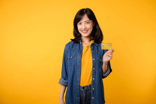 Portret Azjatyckiej Młodej Kobiety Żółtej Koszulce Dżinsowej Kurtce Szczęśliwym Uśmiechem — Zdjęcie stockowe