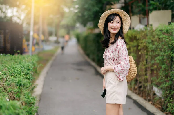Retrato Jovem Asiático Mulher Viajante Com Tecelagem Chapéu Cesta Feliz — Fotografia de Stock